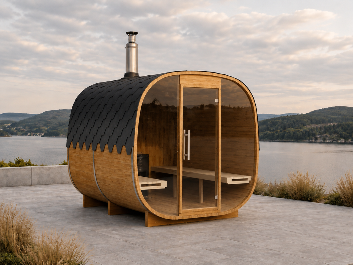 FjordKube Eng på 3 meter med glassfront og sort takshingel, på en steinterrasse med utsikt over fjorden